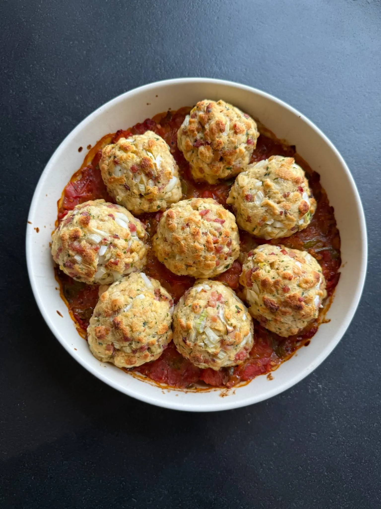 Ofen Speckknödel mit Tomatenragout